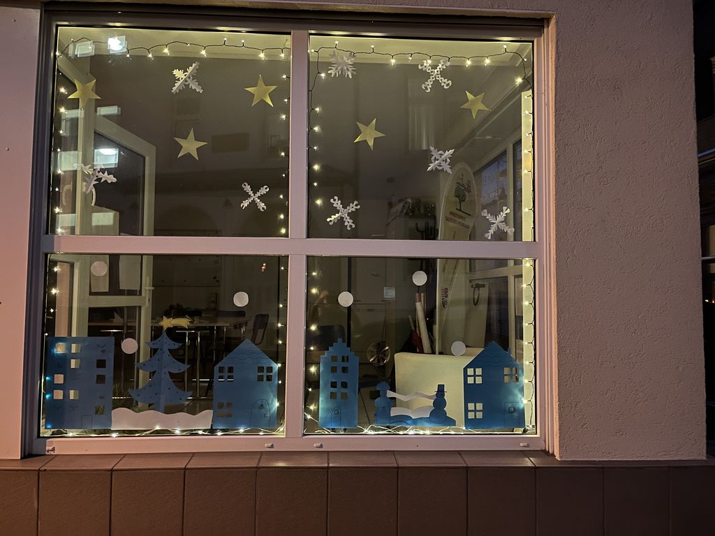 Winterlich geschmücktes Adventsfenster des Stadtteilbüros.
